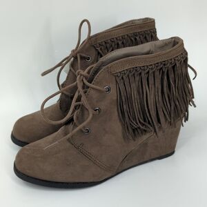 Sugar Mystic Taupe Brown Fringe Wedge Ankle Booties Boots Size 8 NWT